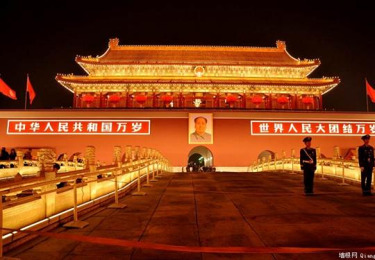 夜景下的天安门彩车