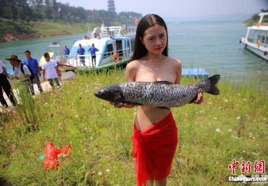 水生物遮胸引围观
