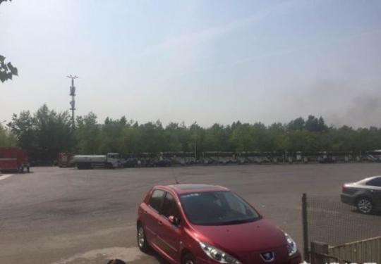 北京蟹岛停车场20余辆大巴起火：灾后现场一片狼藉