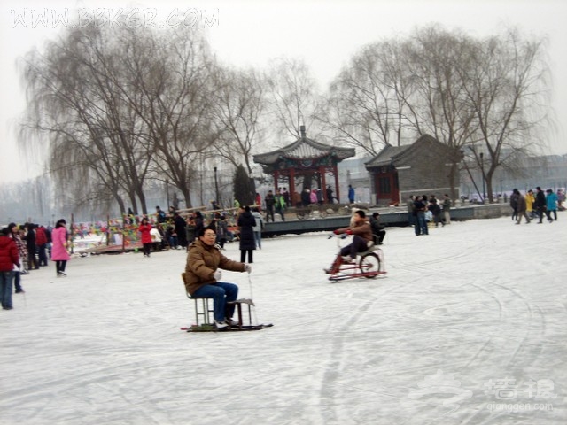 北京公园冰场厚度不够年内暂缓开放[墙根网]