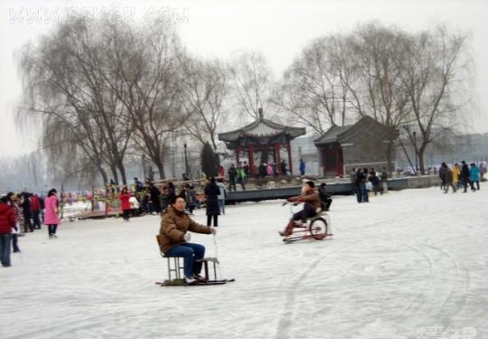 北京公园冰场厚度不够年内暂缓开放
