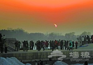 16时58分，百余位天文爱好者赶到颐和园昆明湖的冰面上，观测这一天文奇观。本报记者 方非摄 