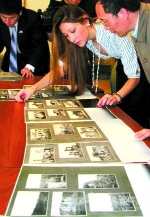 在美国洛克菲勒档案中心，工作组把老照片铺在桌上，逐张辨认。