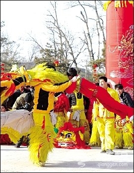 庙会首日，艺人表演舞狮绝活。