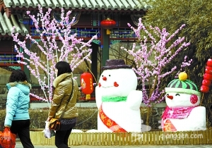 北京香山脚下“雪人”迎春