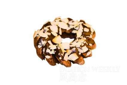 杏仁可可多纳：可可粉制作的花形多纳，有一层薄薄的巧克力，上边是烘焙过的杏仁片。6元/个。