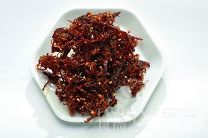 特技麻辣小灯影:精心拉丝的后腿肉,通体晶莹, 纤维细腻,丝丝酥脆,饱含爽口甜辣滋味。7.9元/50g 特技麻辣小灯影:精心拉丝的后腿肉,通体晶莹, 纤维细腻,丝丝酥脆,饱含爽口甜辣滋味。7.9元/50g