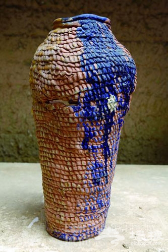 不规则编制有着泼墨式的蓝色艺术陶罐