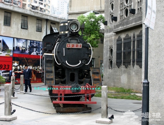 门前的廊柱好像和一般上海的建筑有些不同，可这标着1933的火车头，铁定不是原本的物件