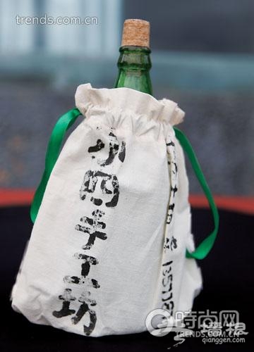 小四手工坊用大理牌啤酒的空瓶制作的手工艺品，像这样个性的商品正在逐步进入市场取代千篇一律的旅游纪念品。