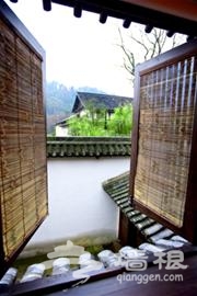 推窗满眼山景