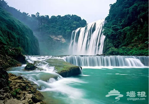 瀑布奔流