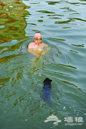 选择在护城河龙潭闸附近游泳，主要是个“自在坦荡”的意思