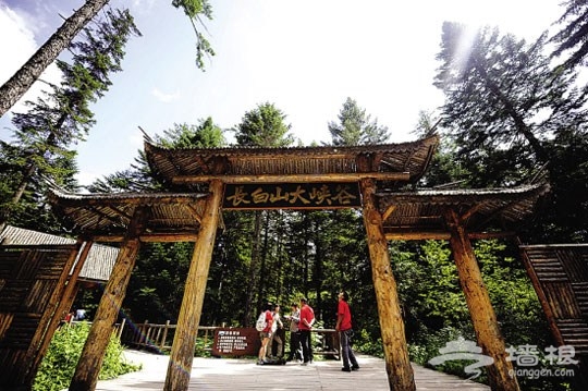 盛夏时节，吉林省长白山西景区标志性景点大峡谷吸引众多游客前来避暑旅游。