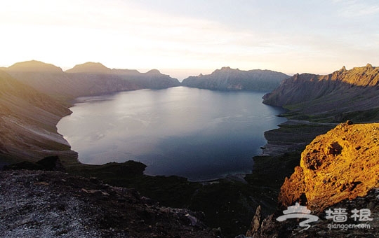 长白山风景区以天池为代表，图为夕阳中的长白山天池。