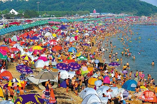 每到夏季，游客争相前往大连市区最大的海滨浴场———付家庄海滨浴场享受海边的清凉惬意。