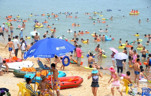 江苏省连云港市连岛大沙湾海滨浴场游客爆棚