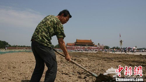 组图：北京天安门广场草坪更换土壤