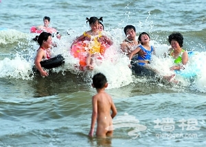 菩提岛附近的浅水湾浴场没有北戴河那么喧闹,成为不少京城居民的避暑选择。