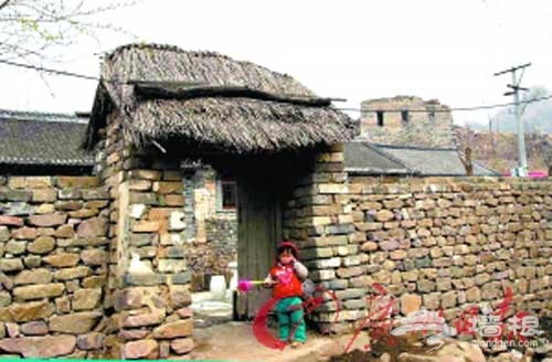 万里长城在唐山境内蜿蜒220公里，在民居的旁边就能看见。