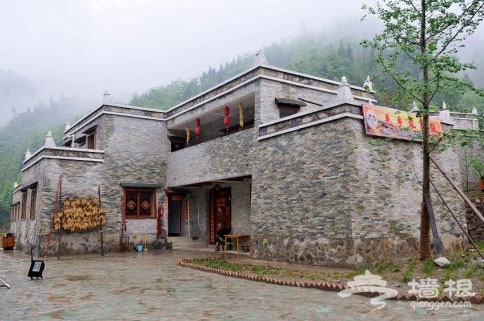 重建的吉娜羌寨