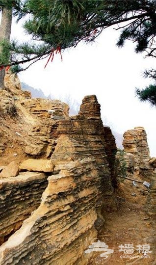 丫髻山的山石多为断层岩，仿佛石林移植到了此地，层次异常丰富。砂土颜色呈赭红色，部分石头也是同样的颜色。