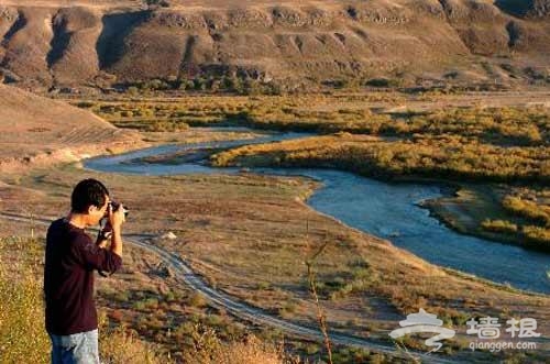 游客在内蒙古东部浑善达克沙地拍摄风景