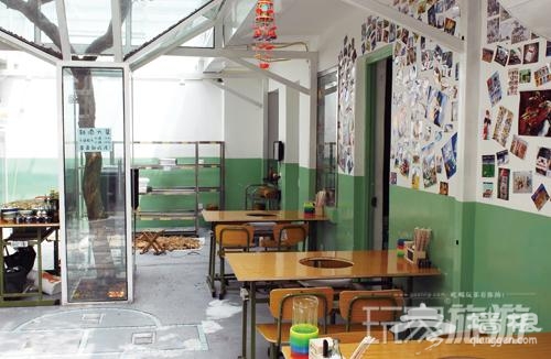八号学苑 80后主题餐厅教室里吃火锅