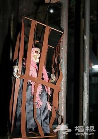 关在笼子里的骷髅小人，不小心碰到他会怪笑不止，被他吓了一小跳