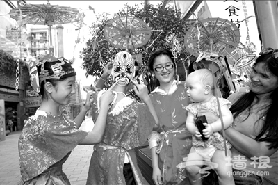 中国伞·帽艺术亮相街头