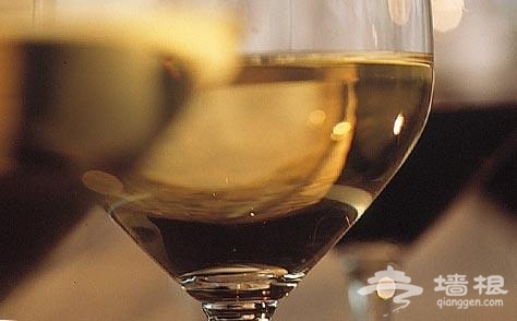 置身于红酒吧，北京迷人的天际线风景尽展宾客眼前。