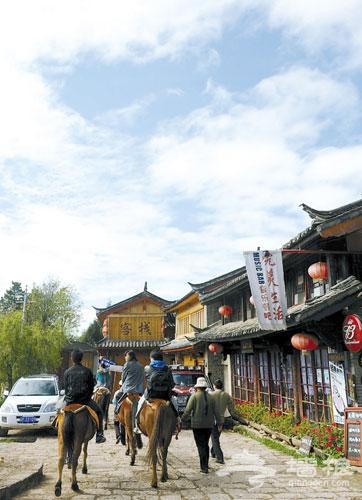 骑着马在束河古镇的石坡路面上徐行，悠闲惬意 新华社记者 蔺以光 摄