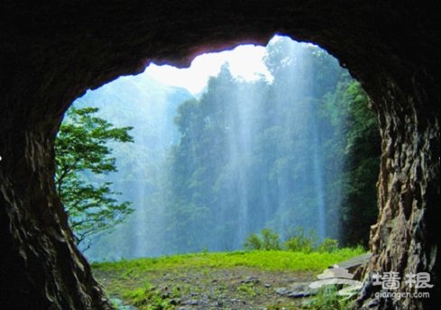 碧滩回看 雨泉飞寒