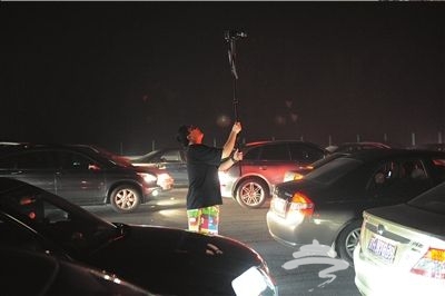返程市民在京津高速路上寸步难行,索性架起相机拍摄堵车“盛况”。 本报记者王海欣摄 返程市民在京津高速路上寸步难行,索性架起相机拍摄堵车“盛况”。 本报记者王海欣摄