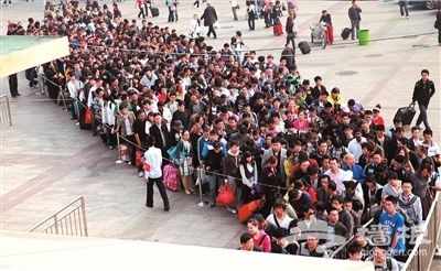 排在火车站地铁口前的队伍比平时至少“粗”一倍。 图/CFP 排在火车站地铁口前的队伍比平时至少“粗”一倍。 图/CFP