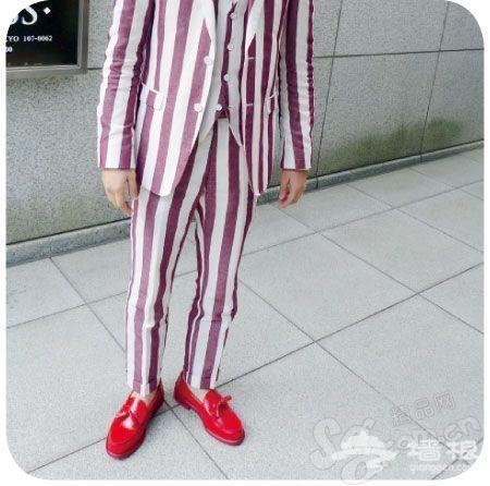 　2.在LOVELESS的门口遇到的年轻人，穿着异常吸睛的条纹套装。这是他的日常装扮之一，并非刻意。