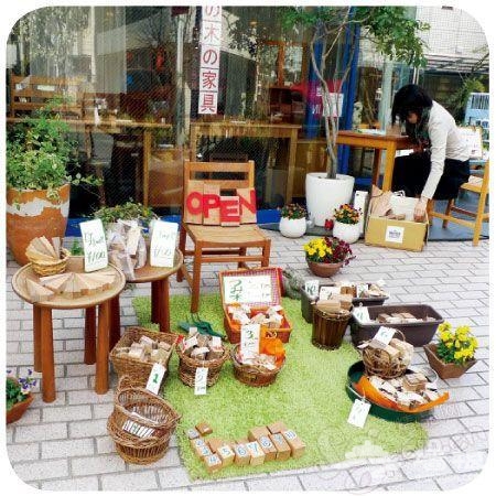 　1.路边的小店，售卖木材的边角料。