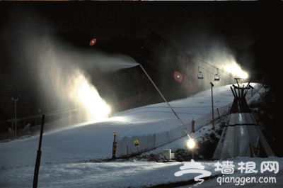 滑雪场开门迎客造雪忙