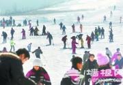 上百人挤在雪场看滑雪