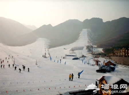 八达岭滑雪场 赏雪中长城