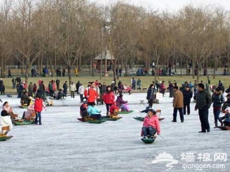 约会冰场 北京城里滑冰场上“练手脚”