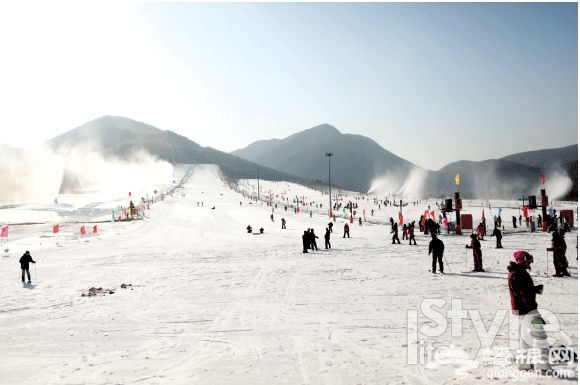 雪地里撒会儿野京郊雪场家门口过瘾[墙根网]