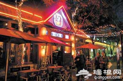 “乞丐萝莉”过道卖唱 看京城适合驻唱酒吧街