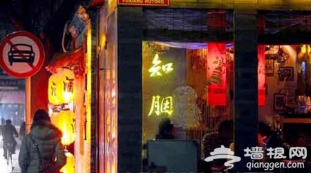 “乞丐萝莉”过道卖唱 看京城适合驻唱酒吧街