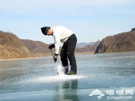 另类玩法过春节 京城冰上垂钓乐趣无穷(图)
