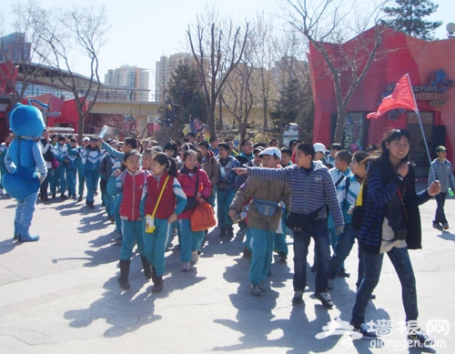 北京欢乐谷迎来首批500人学生旅游团