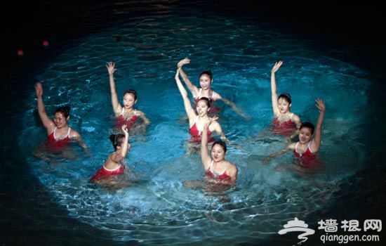 在温泉中表演水中芭蕾