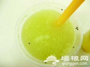 揭秘街头“鲜榨果汁”的真相：添加剂勾兑而成[墙根网]