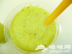 揭秘街头“鲜榨果汁”的真相：添加剂勾兑而成[墙根网]