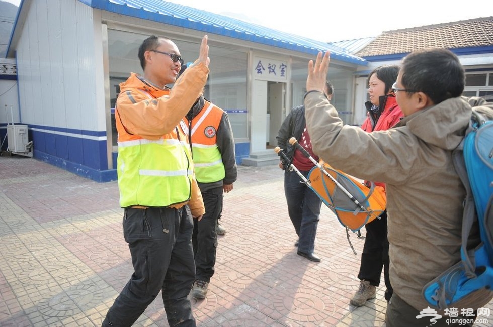 北京警方再次启用直升机营救被困驴友（组图）[墙根网]